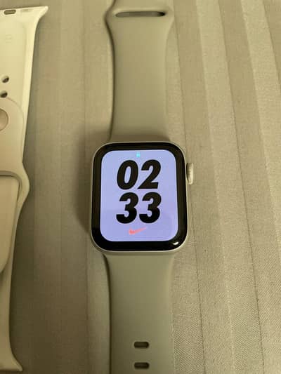 Apple Watch Series 5 40mm – Original – Charger & Straps
