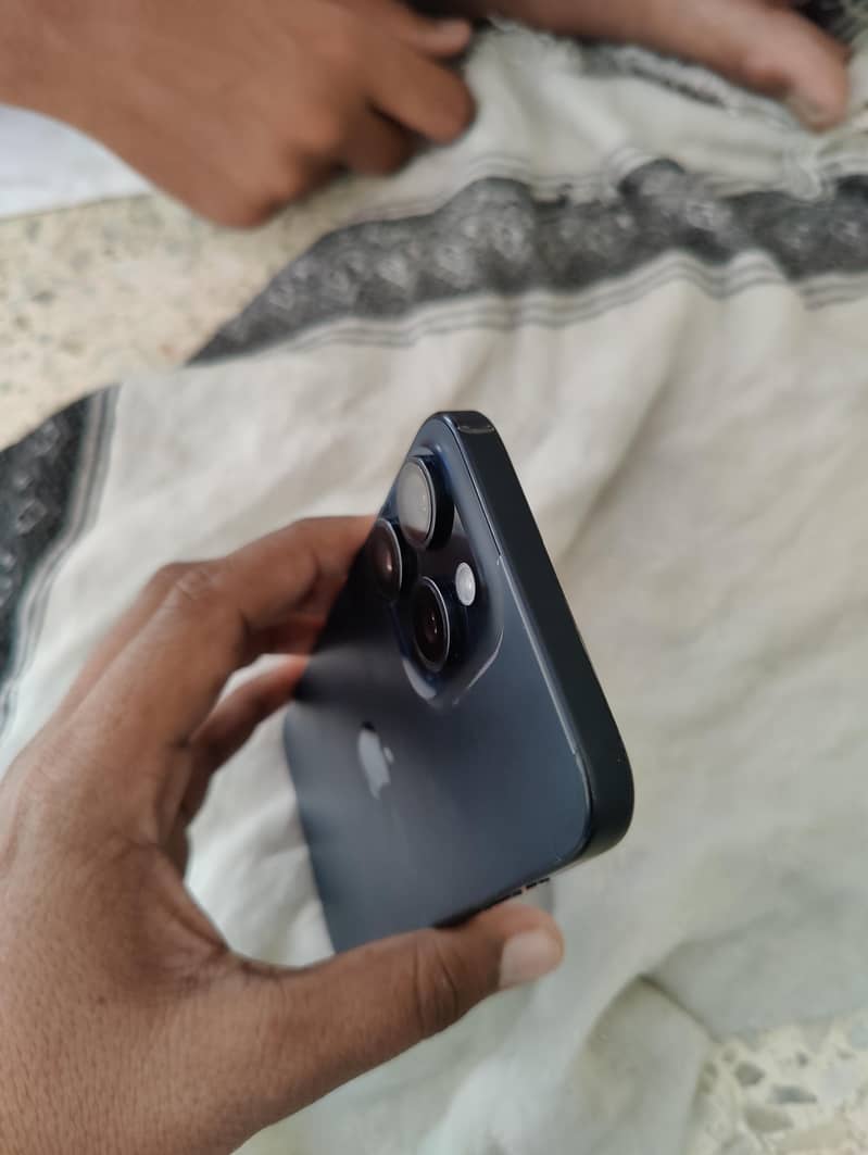 Apple iPhone 15 Pro Max 6