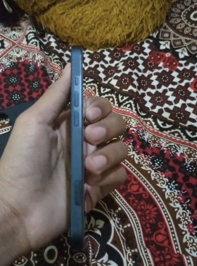Apple iPhone 13 2