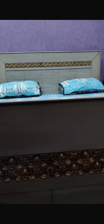 King size bed with mattress in very good condition