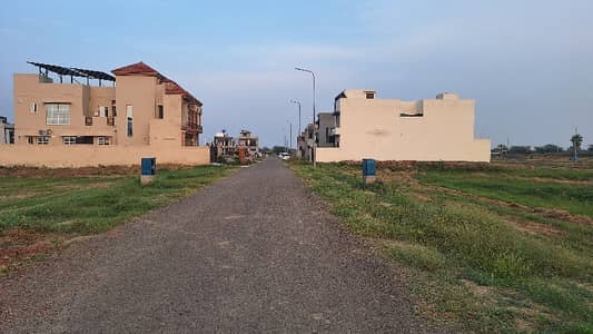 10 Marla Plot for Sale in paragon city lahore attractive location