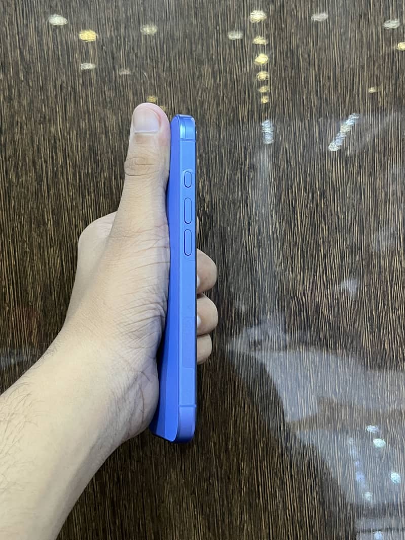 Apple iPhone 16 4