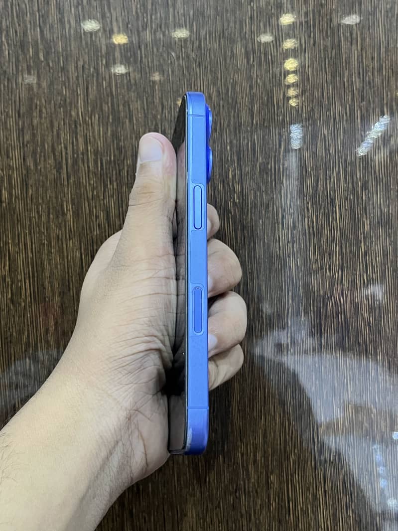 Apple iPhone 16 5