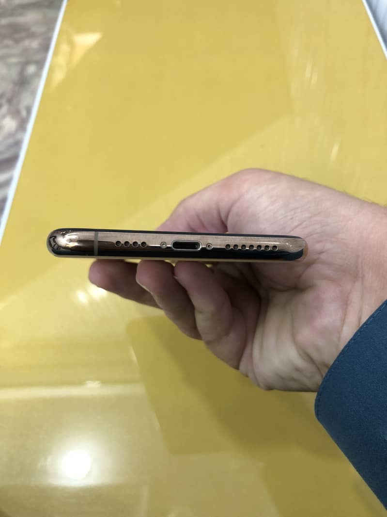Apple iPhone 11 Pro Max 4