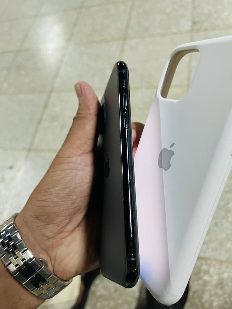 Apple iPhone 11 Pro 4
