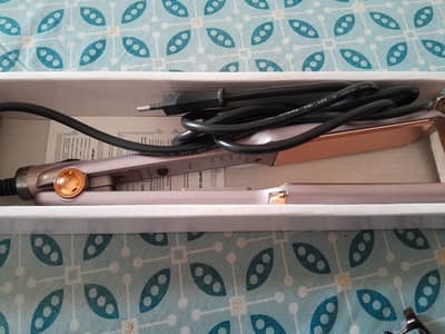 hair straightener just 1. time used kemei Brand Look Like Brand
