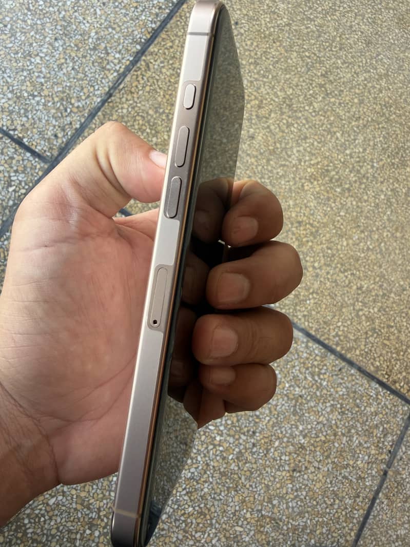 Apple iPhone 16 Pro Max 1