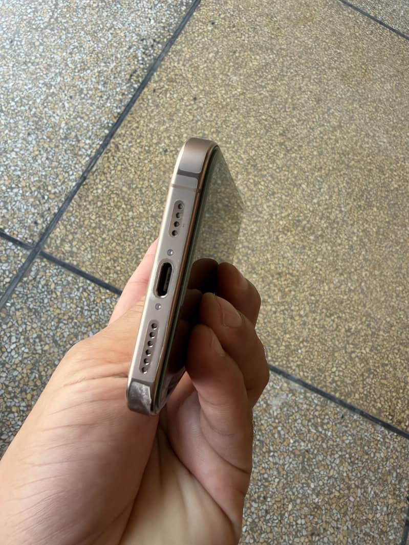 Apple iPhone 16 Pro Max 2