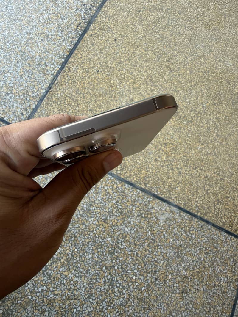 Apple iPhone 16 Pro Max 3