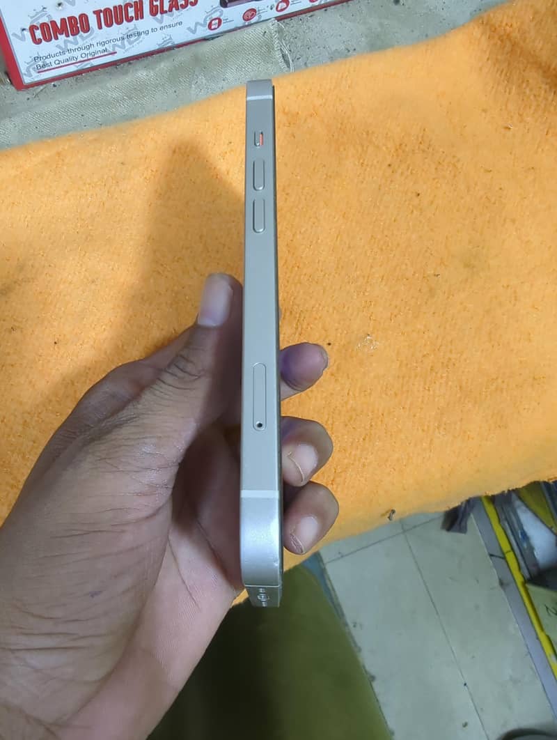 Apple iPhone 13 2