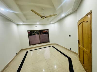 12 MARLA SLIGHTLY USED HOUSE SOLID CONSTRUCTION FOR SALE