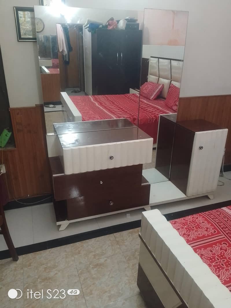 premium quality solid bed with matching large dressing table 1