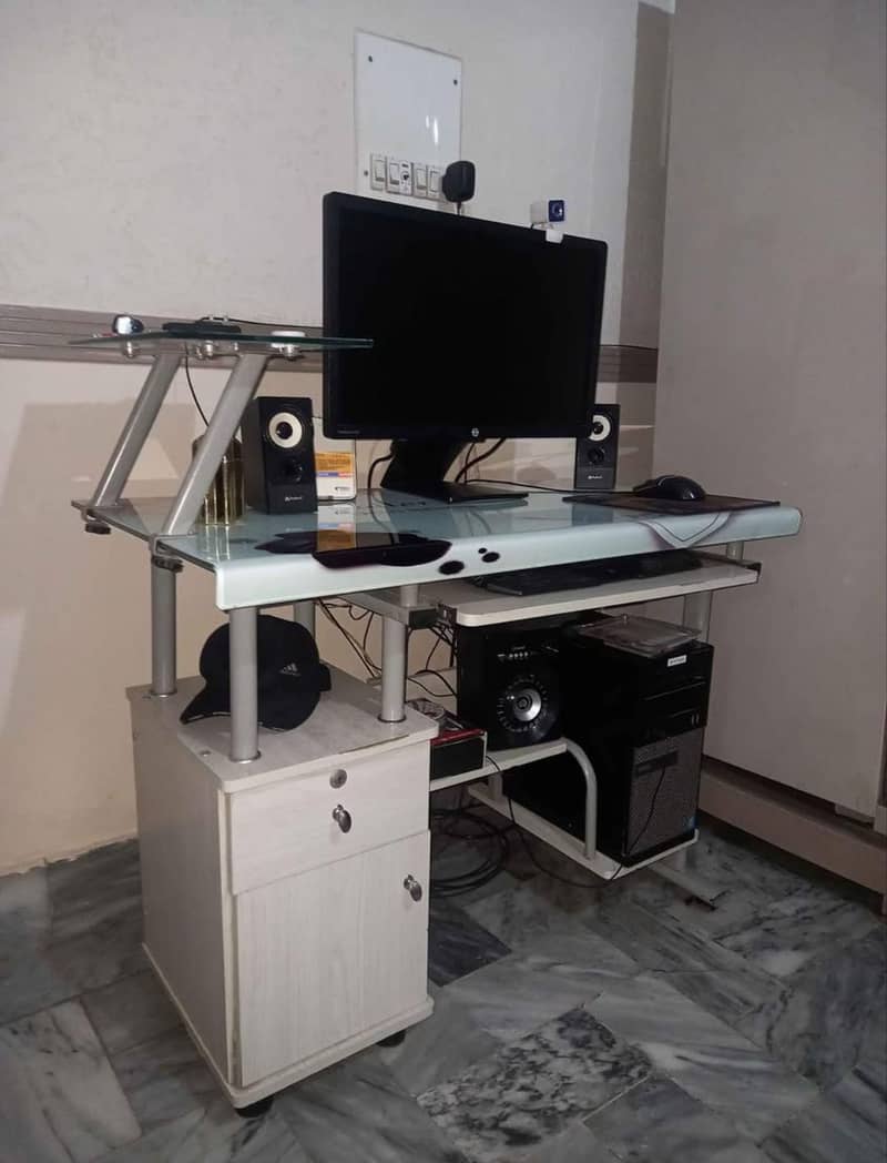 computer Table / desktop 0
