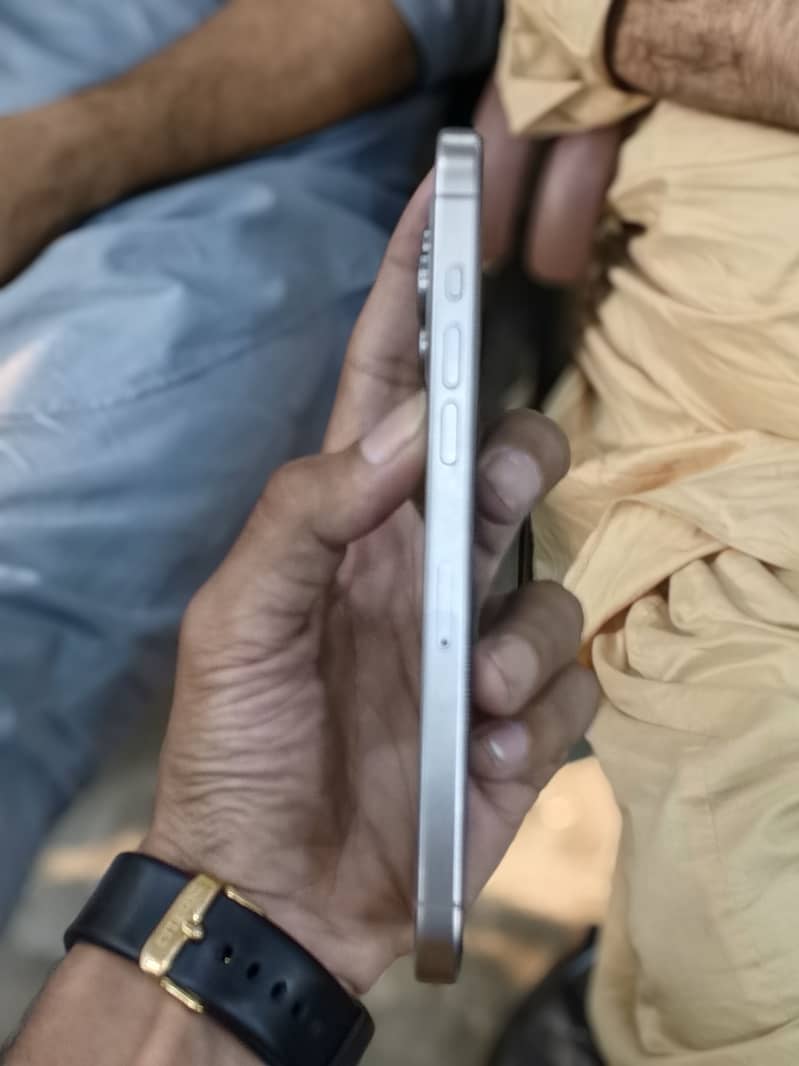 Apple iPhone 15 Pro Max 3