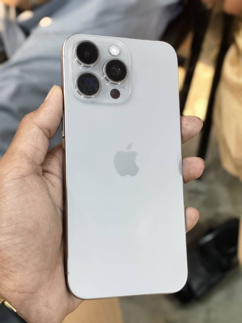 Apple iPhone 15 Pro Max 4