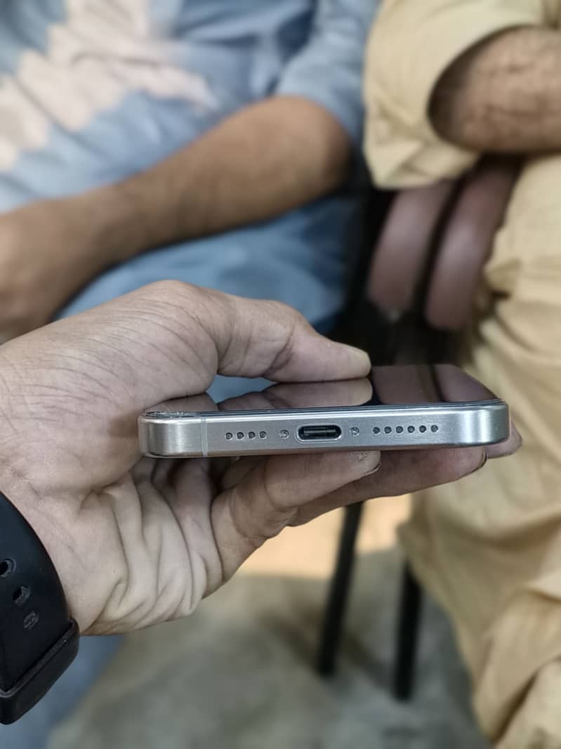 Apple iPhone 15 Pro Max 6