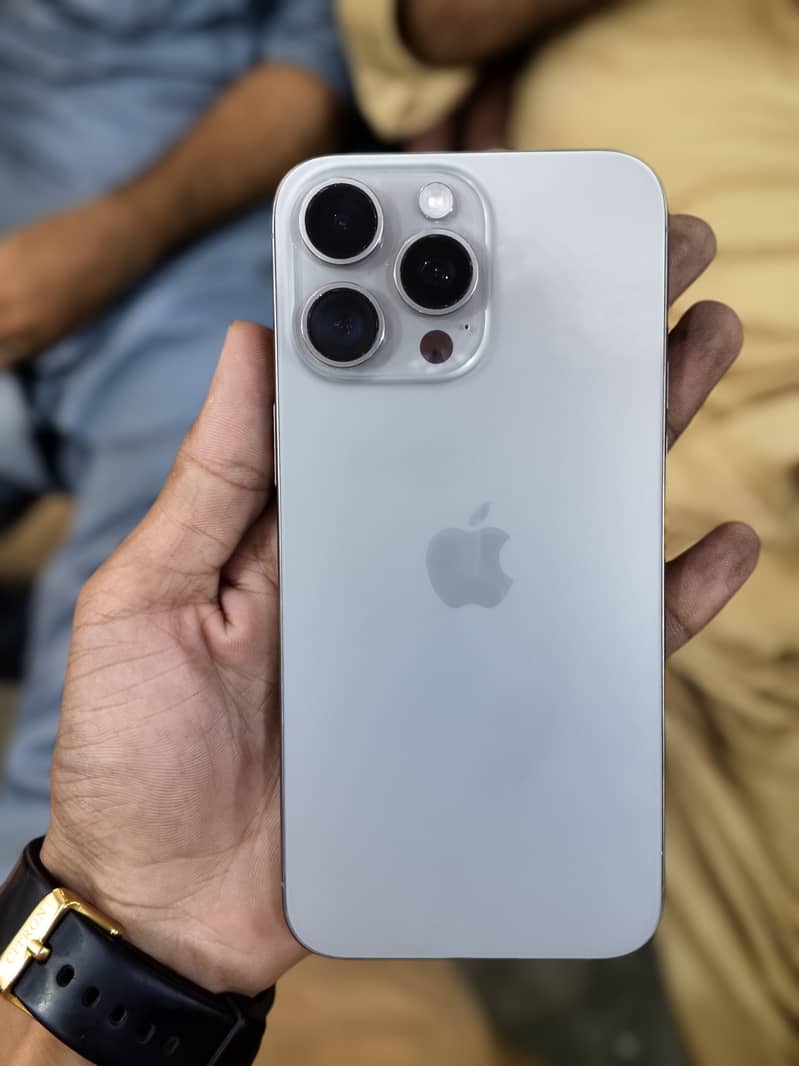 Apple iPhone 15 Pro Max 9
