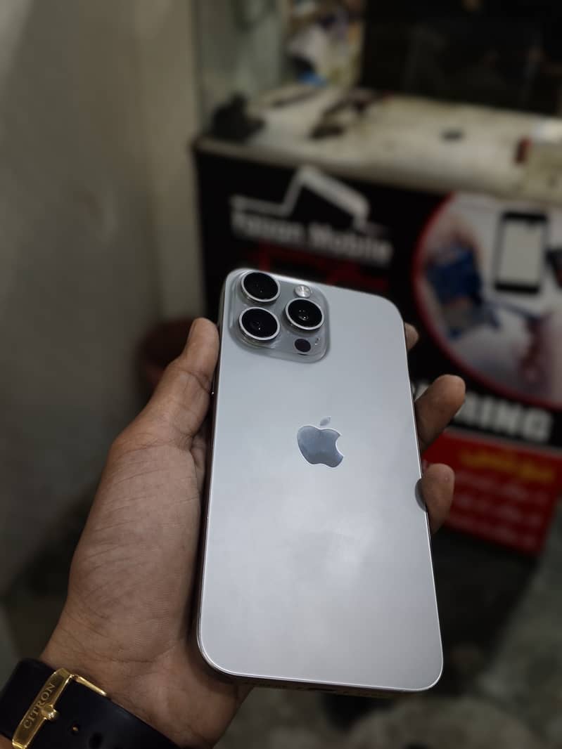Apple iPhone 15 Pro Max 10