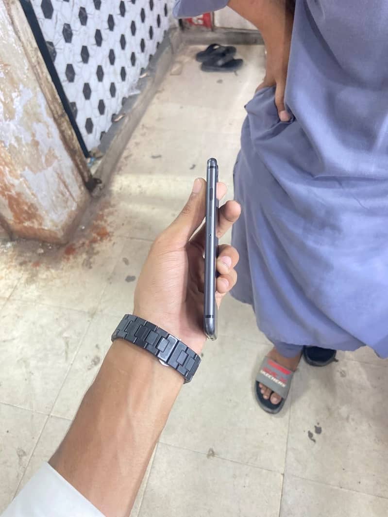 Apple iPhone SE 2nd generation 6