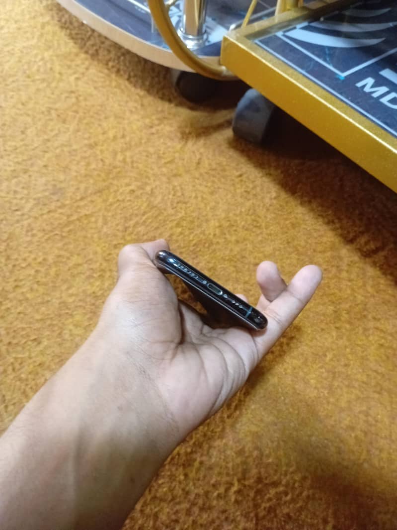 Apple iPhone 11 Pro 4