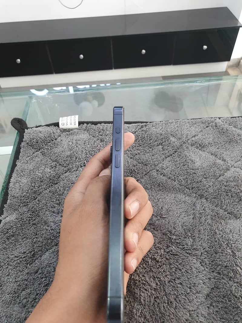 Apple iPhone 15 Pro Max 4