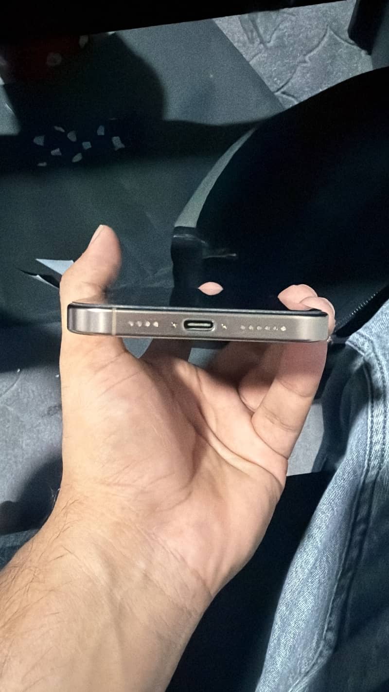 Apple iPhone 16 Pro Max 2
