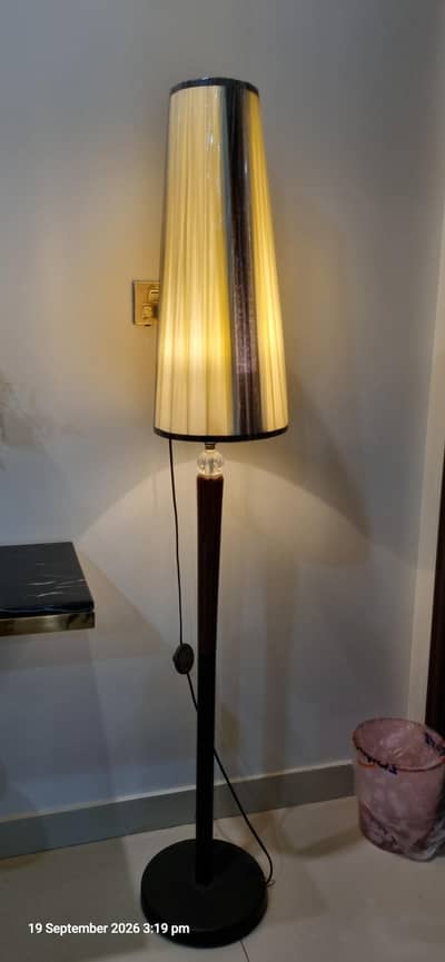 Elegant Tall Decorative Floor / Standing Lamp – Excellent Condition