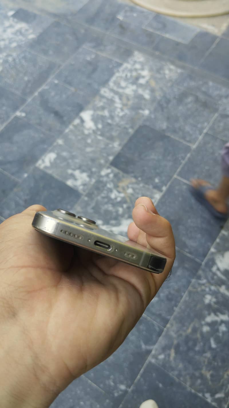 Apple iPhone 16 Pro 2