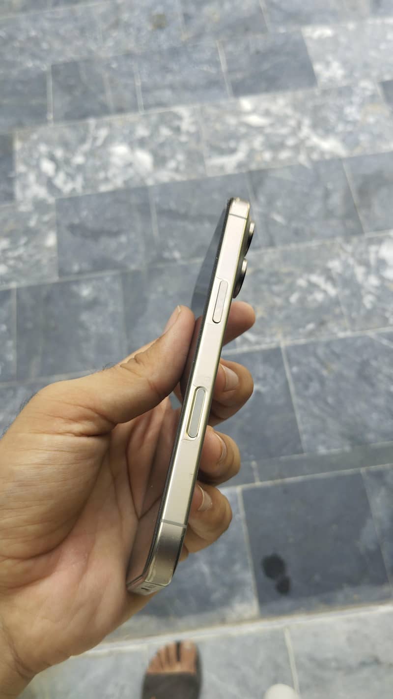 Apple iPhone 16 Pro 3