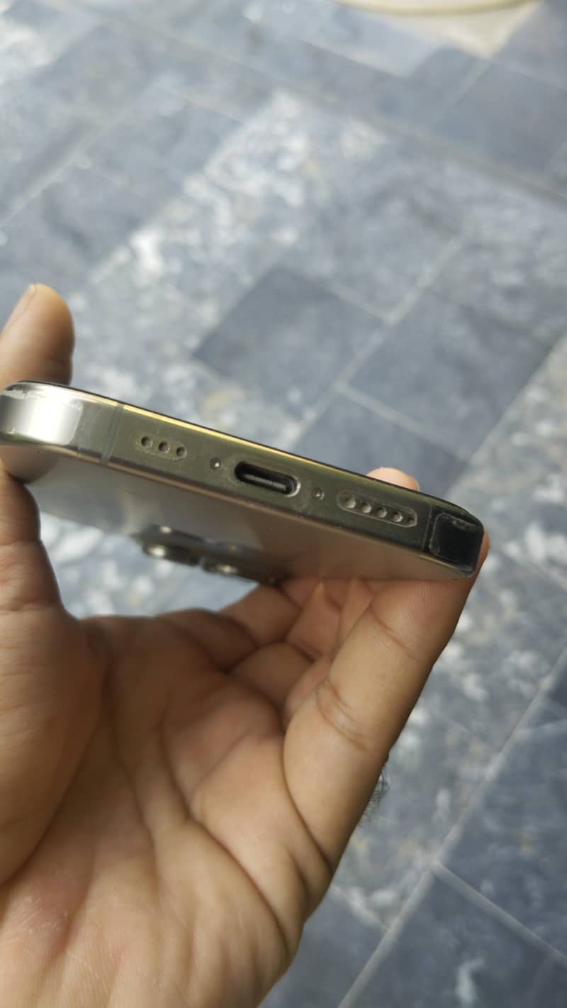 Apple iPhone 16 Pro 4