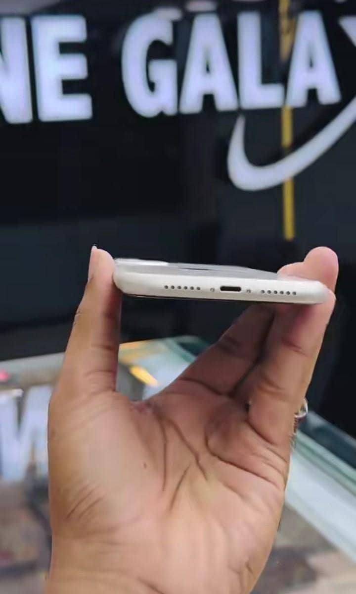 Apple iPhone 11 0