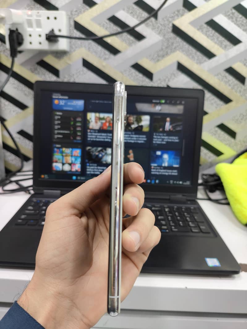 Apple iPhone XS Max 3