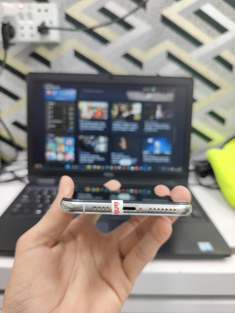 Apple iPhone XS Max 4
