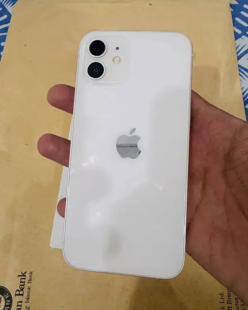 Apple iPhone 12 4