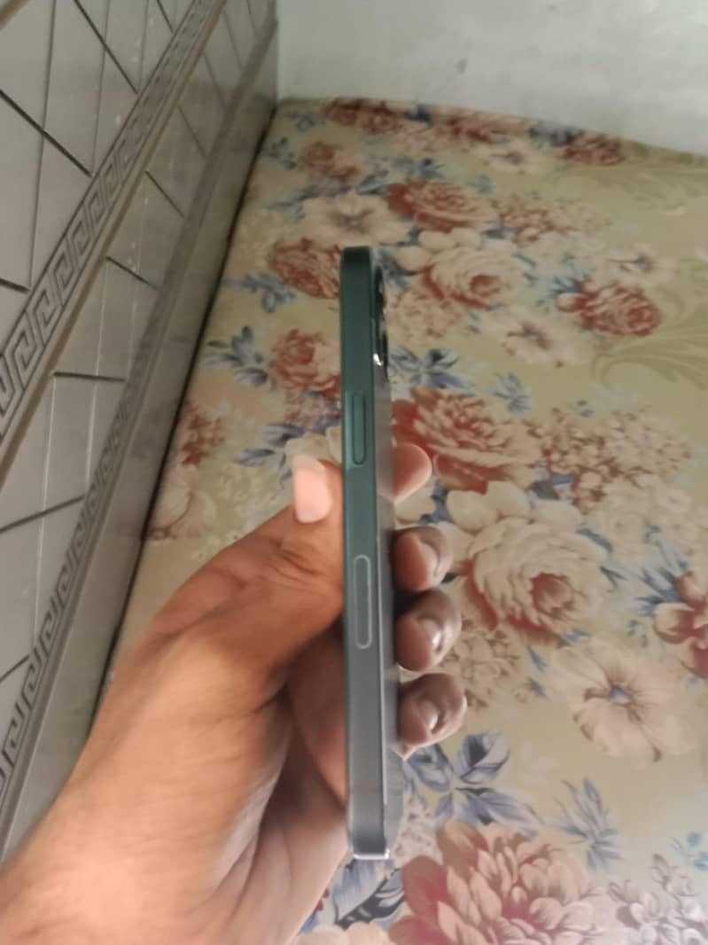Apple iPhone 13 4