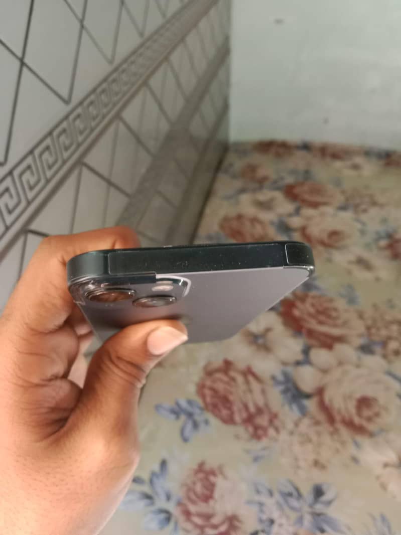 Apple iPhone 13 5