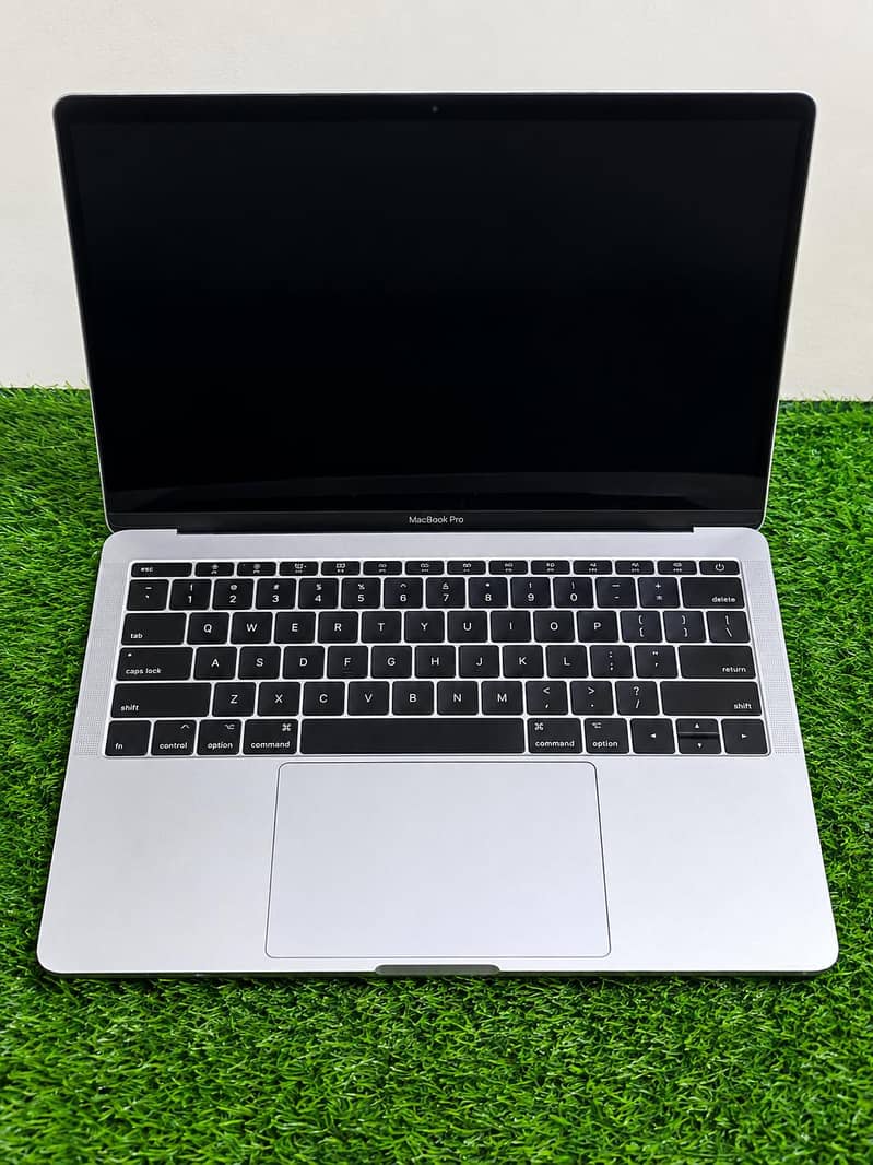 Apple MAC pro 2017 mackbook 0