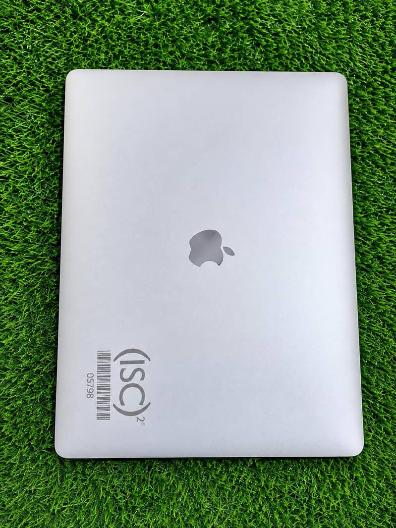 Apple MAC pro 2017 mackbook 1