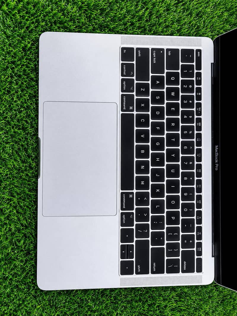 Apple MAC pro 2017 mackbook 2
