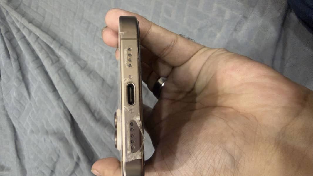 Apple iPhone 16 Pro Max 1