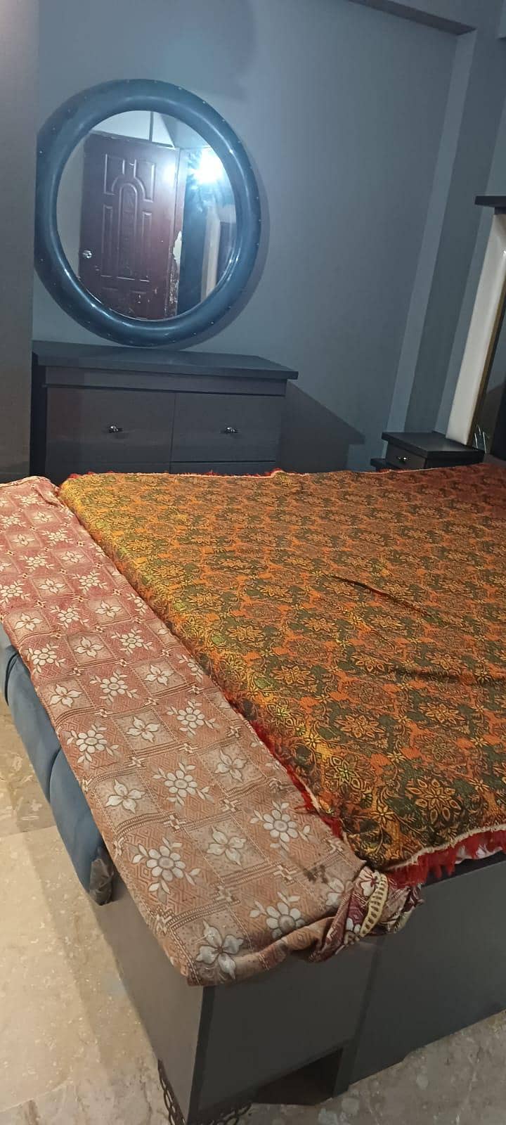 Bed & dresser 0