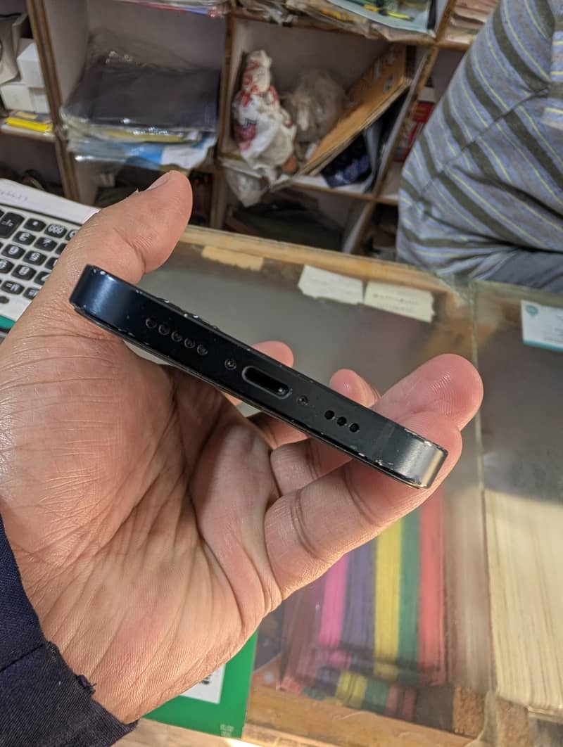 Apple iPhone 13 2