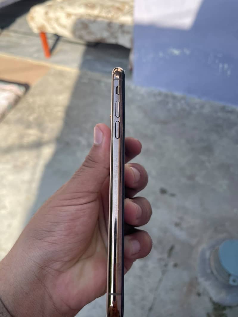 Apple iPhone XS 4
