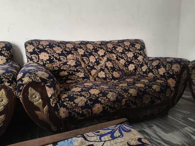 0322-4344385 Lakdi aur Behtareen Condition wala Sofa Set Sale ke Liye.