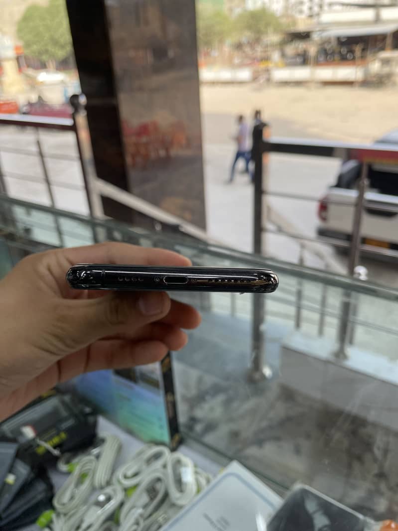 Apple iPhone XS Max 4