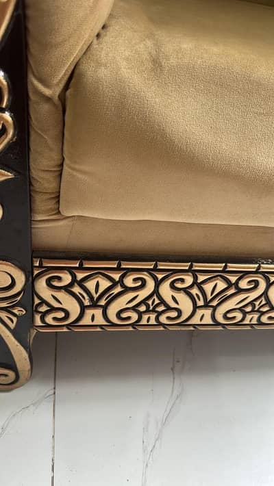 Beautiful 1-Seater Sofa – Elegant Wooden Carved Design