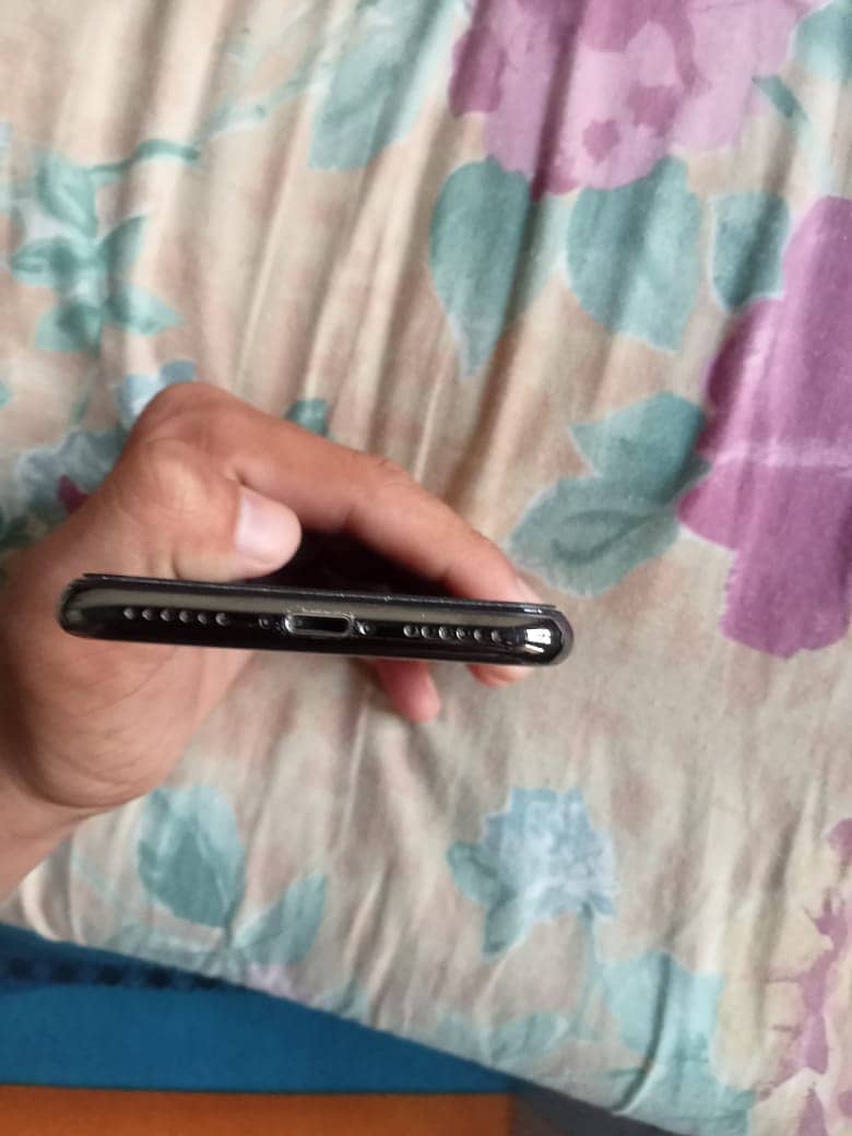 Apple iPhone X 4