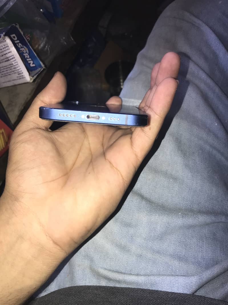 Apple iPhone 12 4