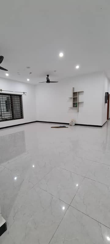 1 kanal House available for Rent