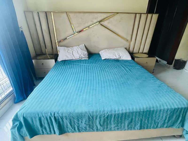 Bed with side tables 0